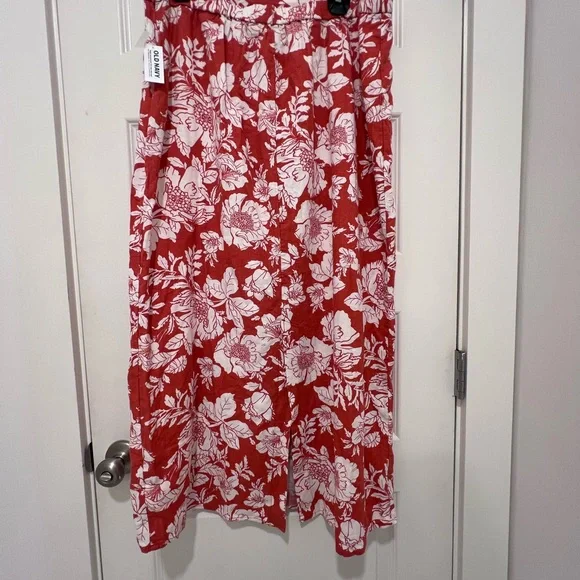 Chic Red Skirt with White Leaf Design - Picture 3 of 5